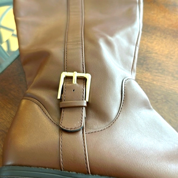 NWT women’s Deliree sz 6.5M boot, buckle accent, new. - Picture 8 of 8